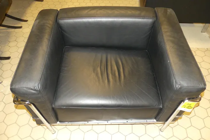 Cassina LC3 Design: Le Corbusier / Maße in cm ca. 100 x 75 x 60